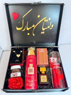 باکس ولنتاین زنانه پک هدیه قرمز عشق شکلات نوتلا سنجهدیه شیک و لاکچری زنانه ادکلن باکارات رژ پرفروش